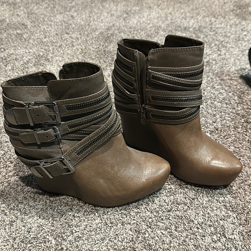 BCBGeneration wedge heel, women’s 8, brown leather.